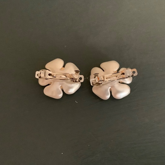 Set of 2 extra small pearl flower French barrettes - Picture 3 of 7